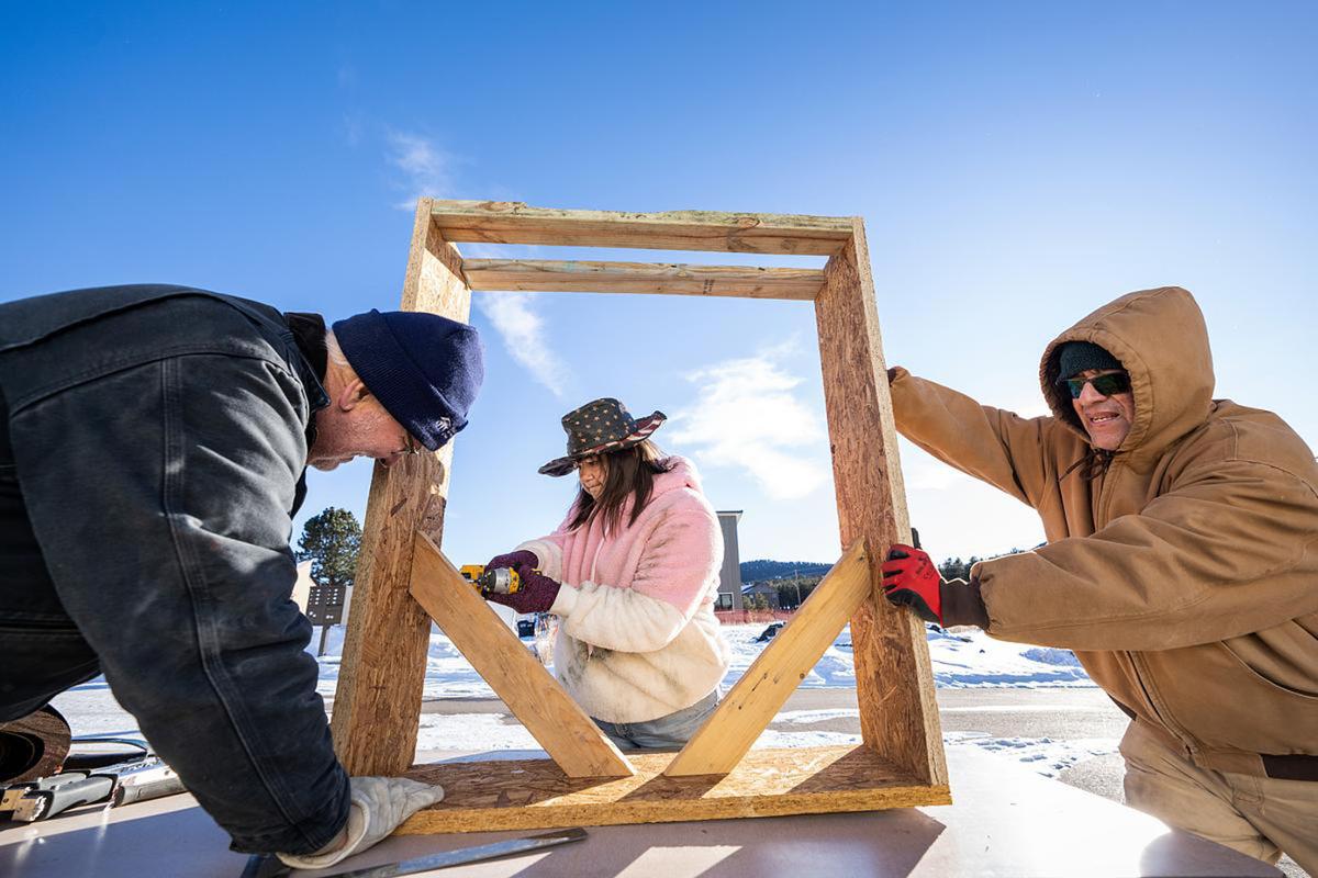Doré Young ’23 works at a WSO Priddy Experience community service for a Habitat for Humanity work site in Woodland Park in the Rocky Mountain Southwest on 1/26/23 with two Habitat workers. Photo by Lonnie Timmons III / Colorado College.